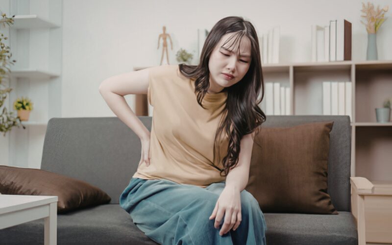 腰痛に悩む女性