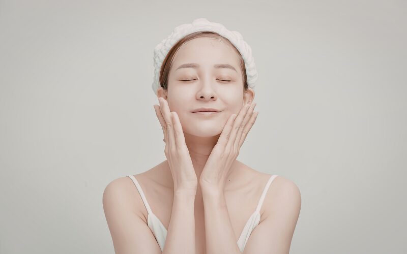 顔のケアをしている女性