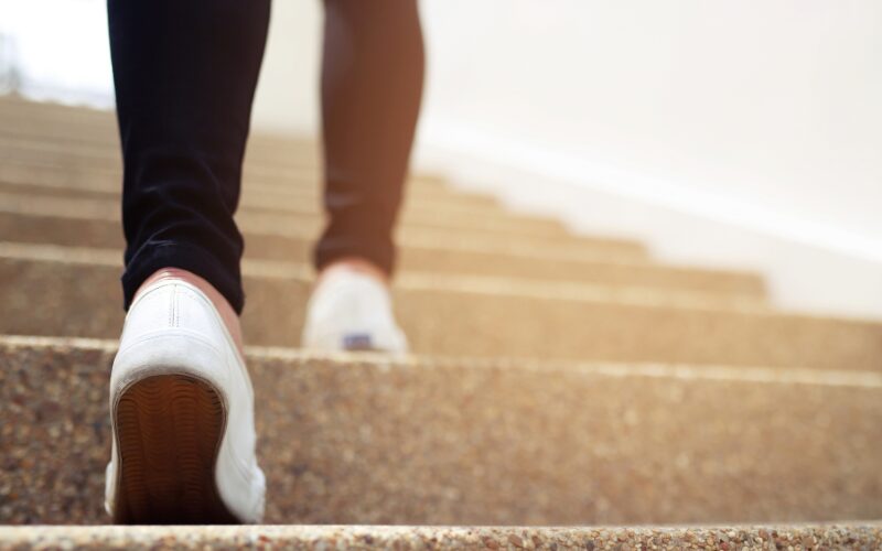 正しい歩き方で階段を上る足元