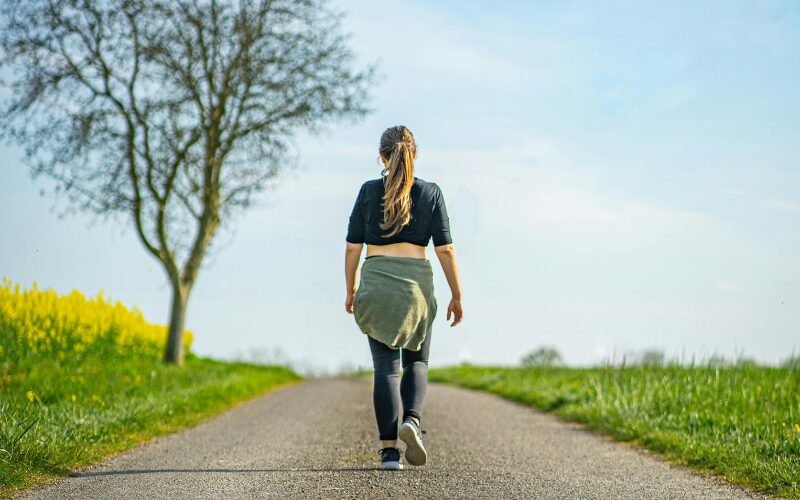 姿勢よく道を歩く女性