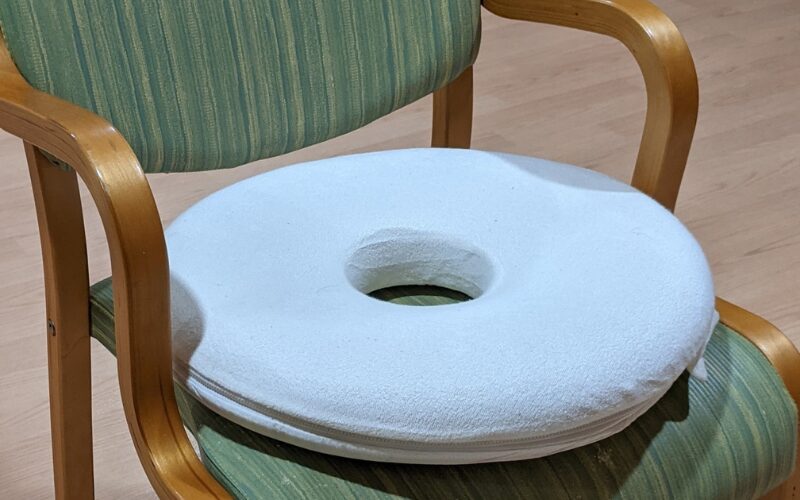 椅子に置かれたドーナツ型骨盤クッション