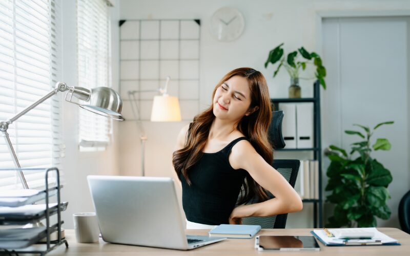 長時間のデスクワークによる疲れと腰への負担