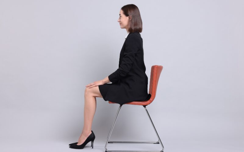 正しい姿勢で座るオフィス女性