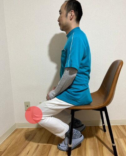 膝を落として骨盤を立てる座り方