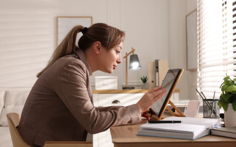 悪い座り方で前傾みになっている女性