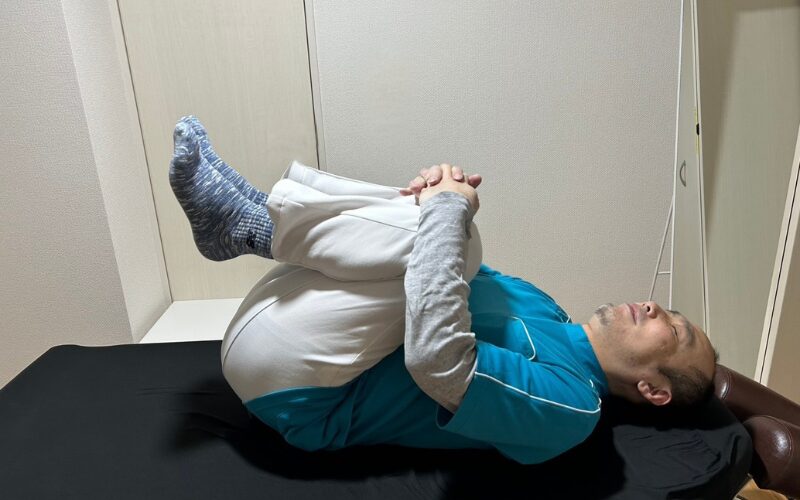 膝抱えストレッチのやり方