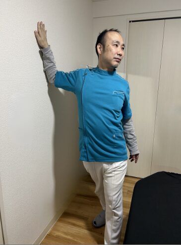 胸開きストレッチのやり方
